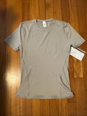 lululemon athletica Light Gray Short Sleeve Performance Tee